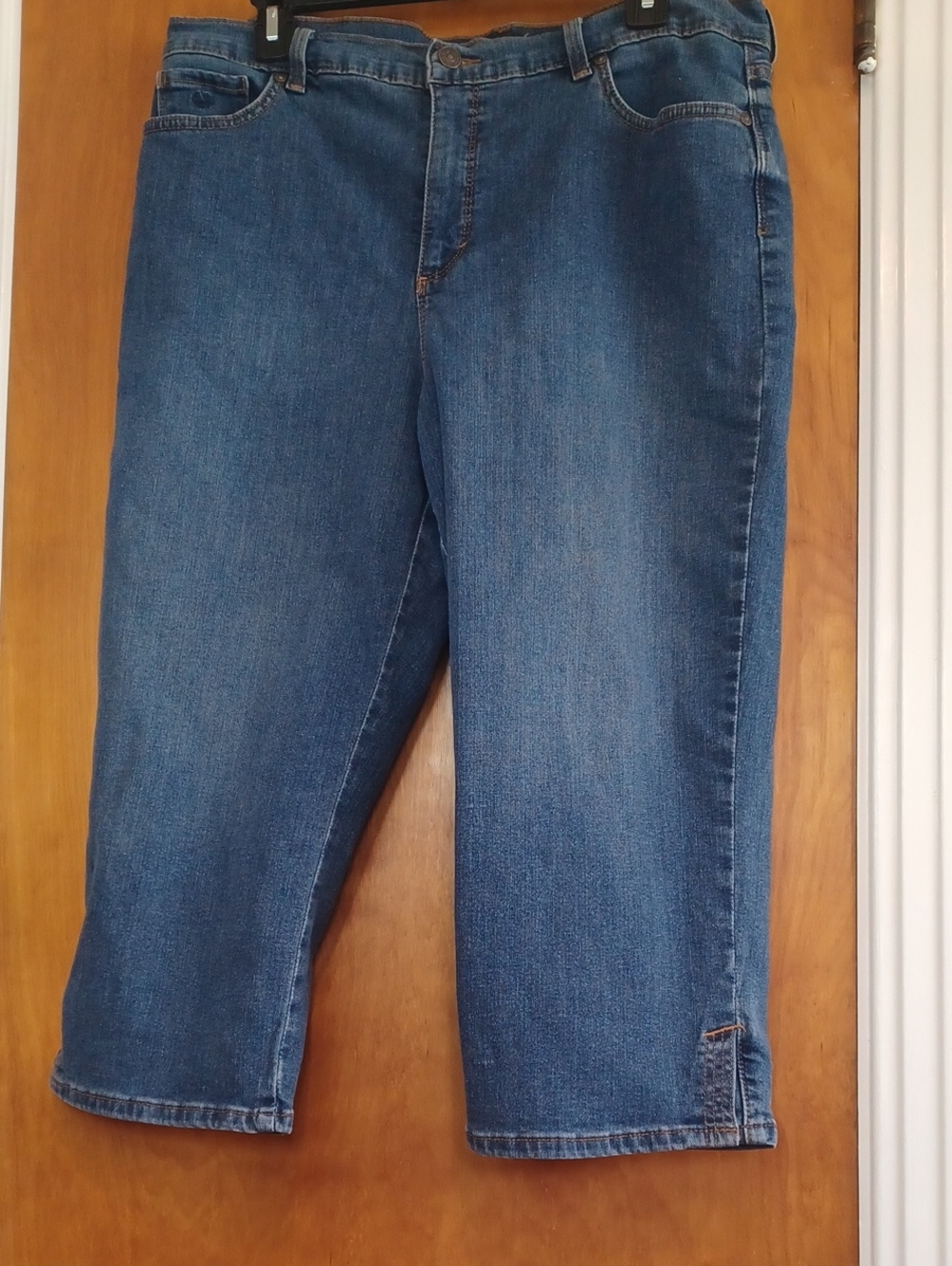 Gloria Vanderbilt Midwash Denim Capris Sz16.  L.20".R.11.5".W.35".Slits On Leg.